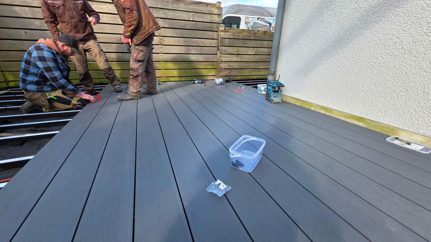 Montage von Terrassendielen beim Kunden